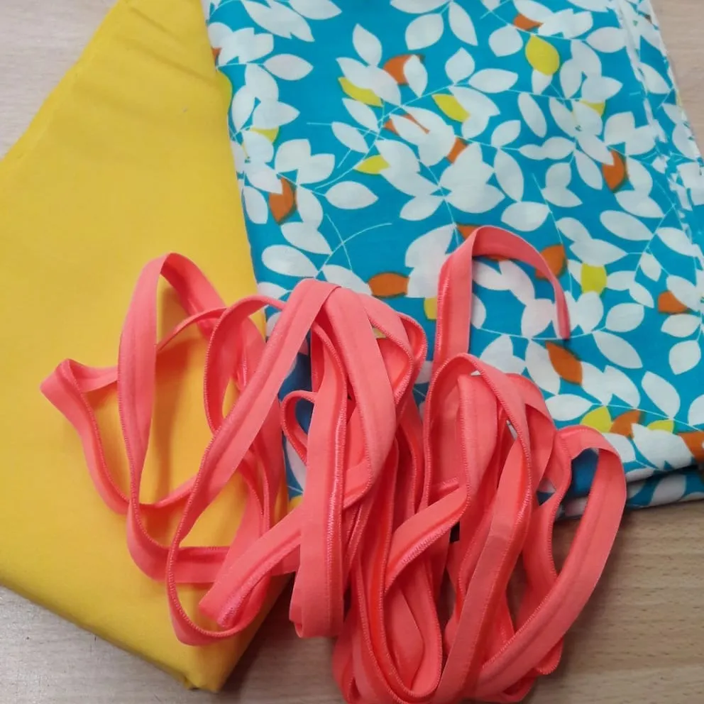 Pakketje turquoise katoen met takje voor 7 mondmaskers